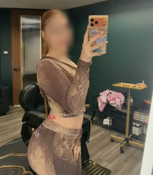 Andrea, 27