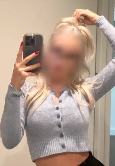Lilly, 25