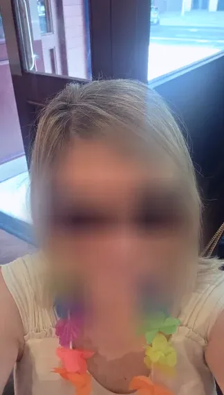 Manuela, 38